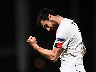 Jordan Flores secures move to...